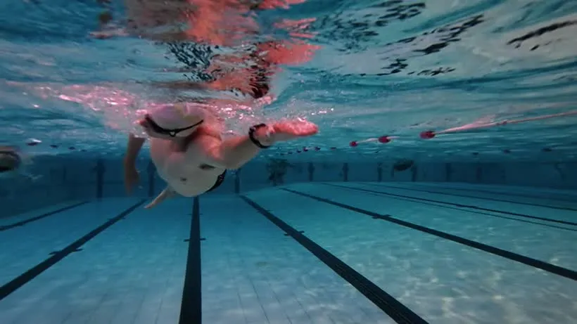Onderwaterbeeld van de kopstand en de rotatie tijdens het ademen