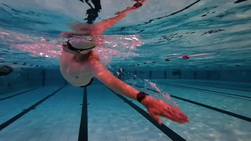 Onderwaterbeeld van de trekbaan onder het lichaam