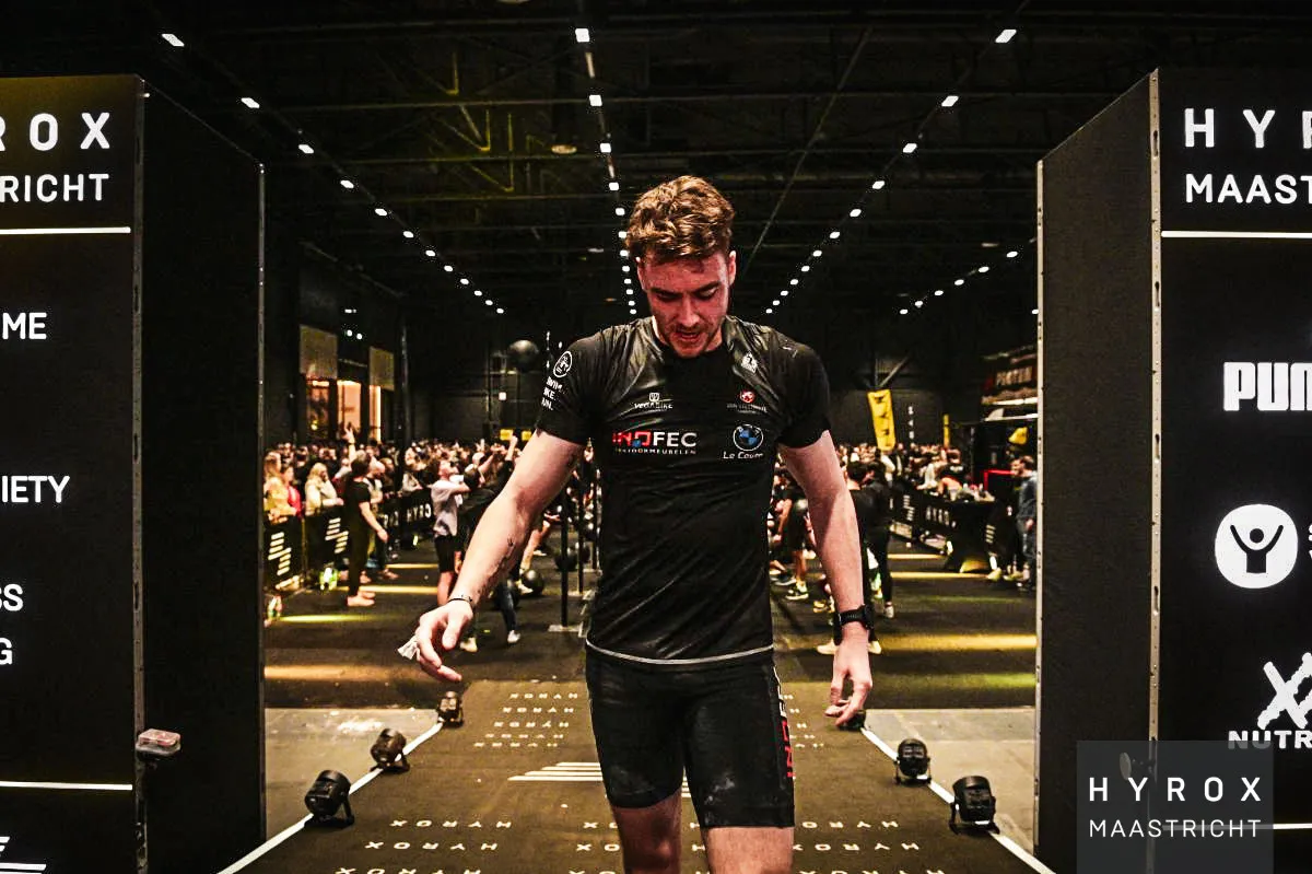 Jonas komt binnen door de finishpoort van Hyrox Maastricht