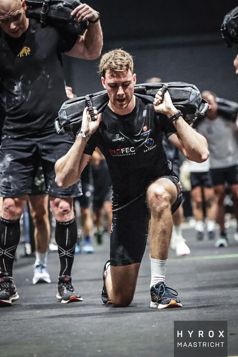 Jonas tijdens de sandbag lunges op Hyrox Maastricht