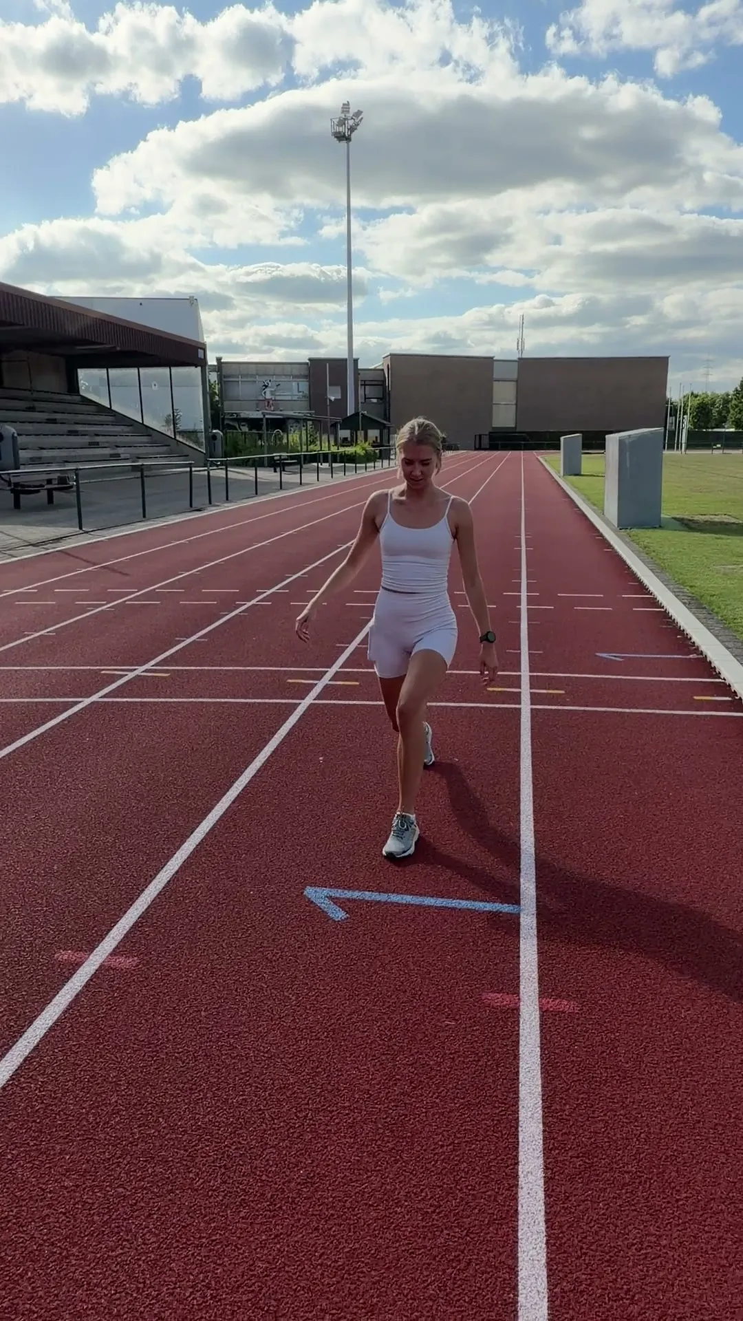 Loopanalyse op de piste, gefilmd van vooraan met markers op de baan